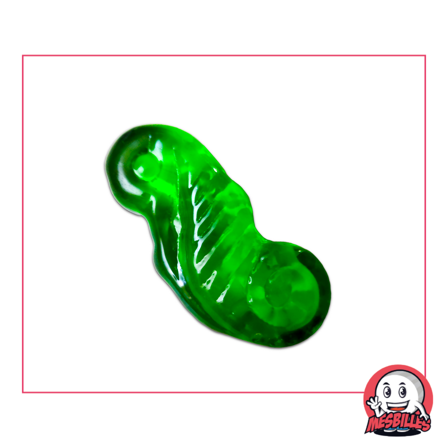 Foto di una biglia in vetro a forma di cavalluccio marino verde intenso, traslucida e brillante, venduta singolarmente sul negozio MieiBiglie.