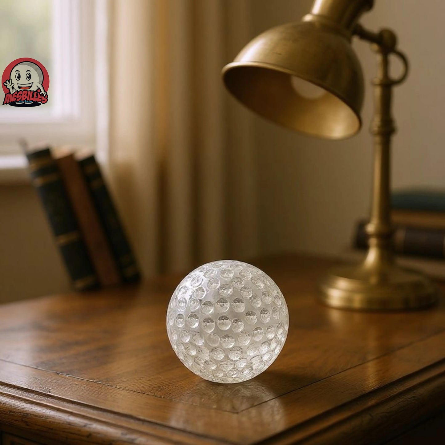 Ce format XXL ne doit pas tromper : cette balle de golf géante est en verre soufflé posée sur un bureau