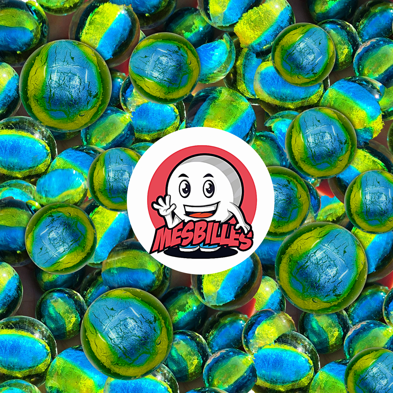 Mascotte MieiBiglie appoggiata su Biglie in vetro artigianale da 16 mm dalle tonalità blu-verde che ricordano un pianeta visto dallo spazio, con sfumature di smeraldo e turchese.