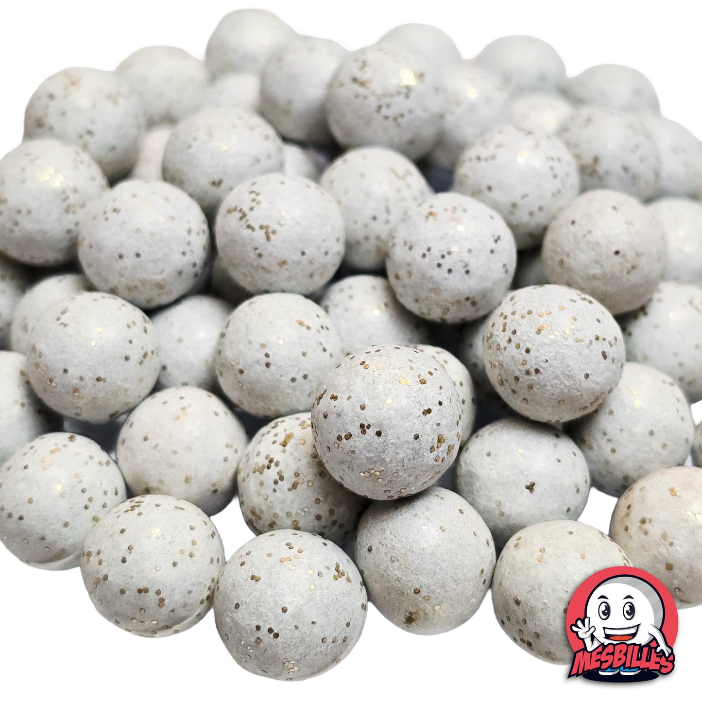 Collection de billes en terre multicolores avec plusieurs billes blanc paillettes 10 mm au premier plan, ambiance lumineuse et raffinée