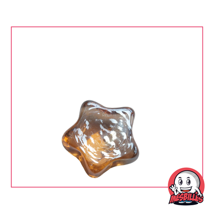 Lasciati conquistare dalla Biglia Hollywood Ambra Chiara, un pezzo unico di 25 mm dal fascino traslucido ed elegante. Ideale per collezionisti e appassionati di biglie rare, è pronta per infiammare gli scambi e le vetrine! Scopri questa star delle biglie piatte su MieiBiglie.