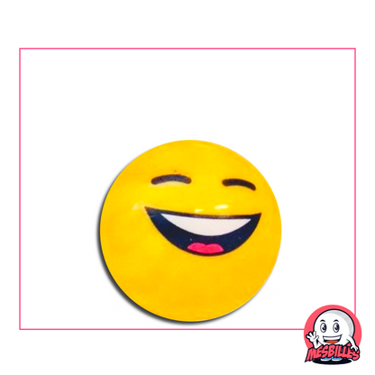 Biglia gialla con un grande sorriso e gli occhi chiusi in modo gioioso, stile emoji che ride