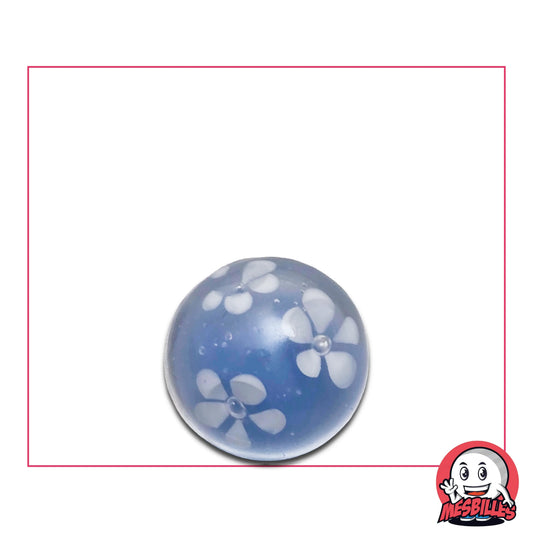 Une bille paisible recouverte de petites fleurs blanches qui&nbsp; flottent dans un ciel de verre bleu.
