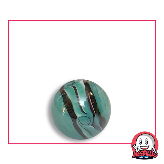 Bille Art Hawaï Vert en verre vert sarcelle nuancé, bande vert pâle striée de blanc, filets sombres et volute de vague, vue de dessus, 16 mm de diamètre
