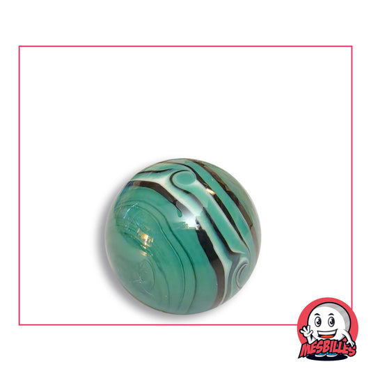 Bille Art Hawaï Vert en verre vert jade aux traînées plus sombres, large bande vert pâle bordée de blanc et de noir, enroulée en volutes, vue de dessus, 22 mm de diamètre