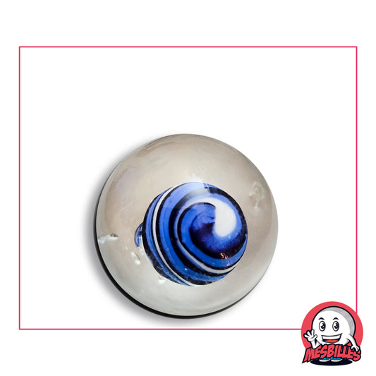 Bille Art Vague Bleu en verre transparent, cœur bleu cobalt enroulé de bandes blanches et de fines lignes sombres, vue de dessus, 25 mm de diamètre
