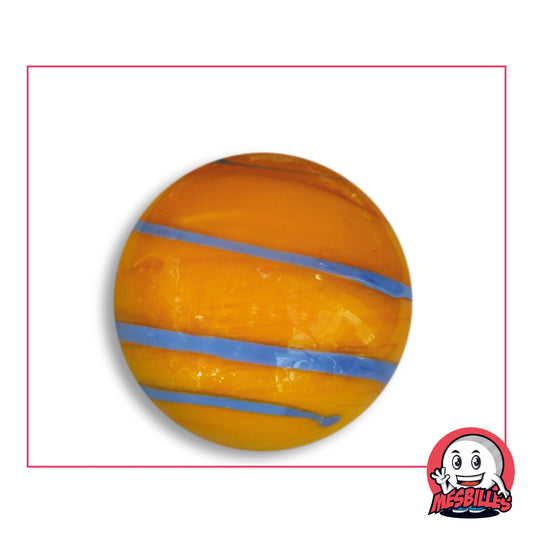 Grande bille Equinoxe Orange 35 mm Collector en verre orange opaque marbré à rubans bleu ciel ondulés, vue de dessus, 35 mm de diamètre