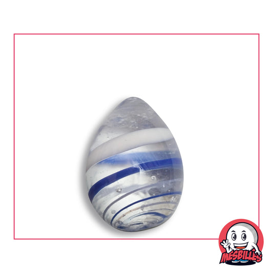 Bille Oeuf Cristal Rayé Bleu en verre incolore à bulles, enroulé d'un ruban blanc et de rubans bleu cobalt, vue de côté, environ 25 mm de haut