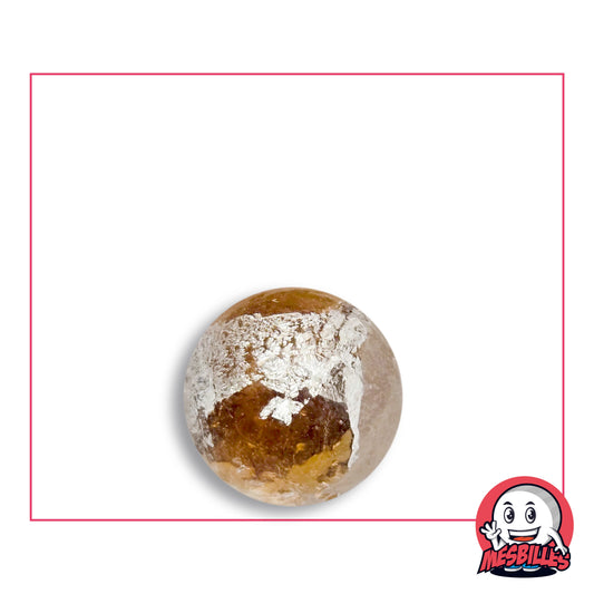 Bille Planète Ambre 16 mm Collector en verre clair à cœur ambre brun en partie recouvert d'une pellicule d'aspect argenté froissée, vue de dessus, 16 mm de diamètre