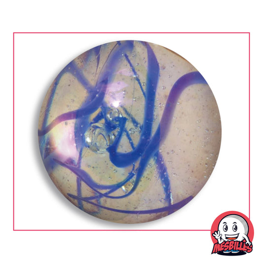 Grande bille Ruban Bleu en verre transparent incolore à filets bleu roi et violet, reflets irisés, vue de dessus, 50 mm de diamètre