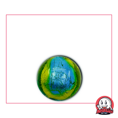 Biglia in vetro artigianale da 16 mm con tonalità blu-verde che ricordano un pianeta visto dallo spazio, con sfumature di smeraldo e turchese.