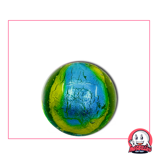 Grande biglia in vetro da 22 mm con un effetto visivo unico, che combina blu profondi e verdi smeraldo che ricordano un pianeta mistico.