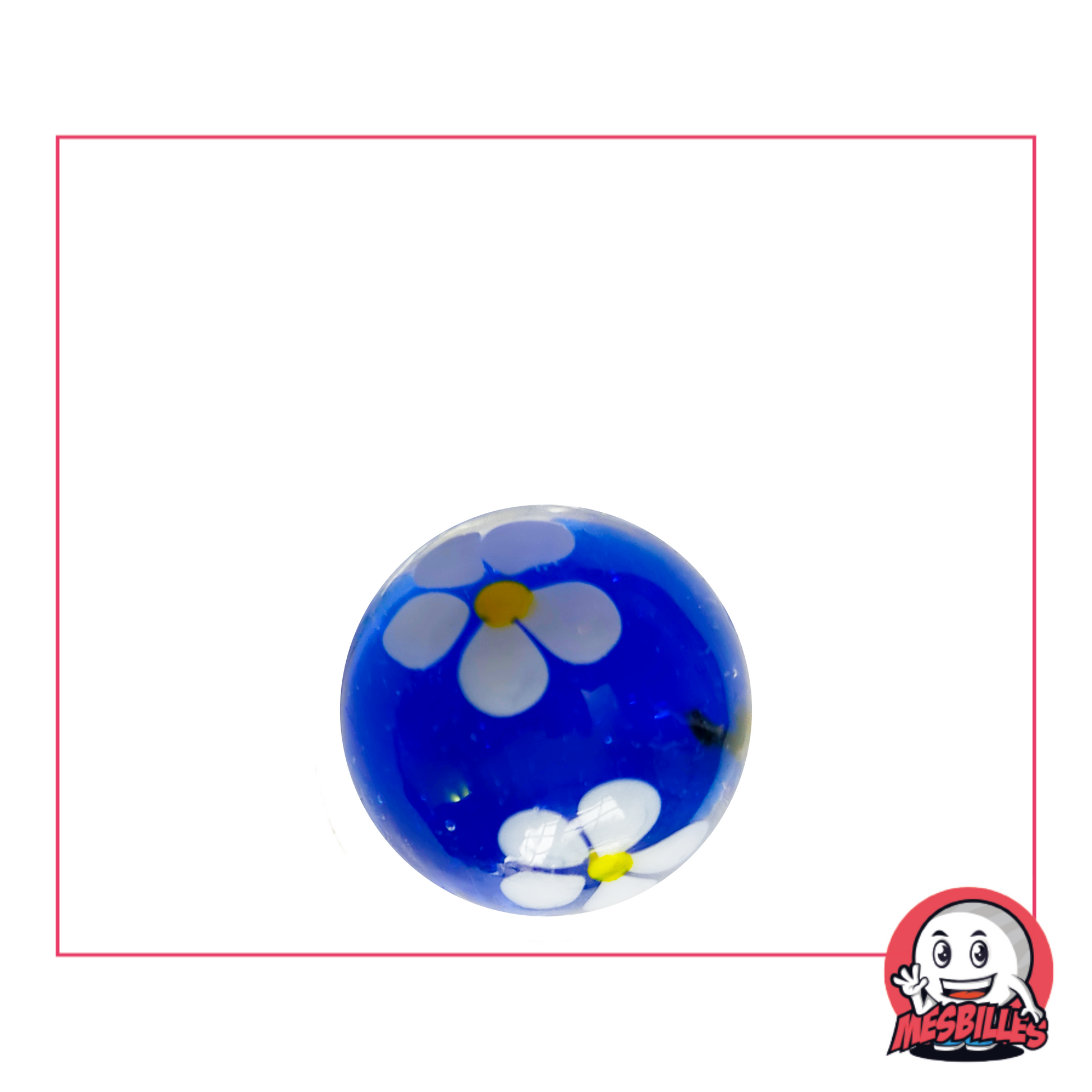 Biglia blu da 16 mm con un fiore bianco a cinque petali e cuore giallo, sospesa nel vetro trasparente