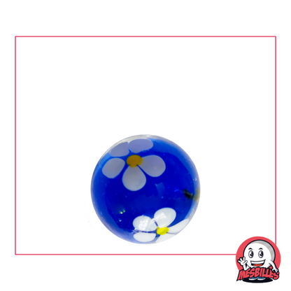 Biglia blu da 16 mm con un fiore bianco a cinque petali e cuore giallo, sospesa nel vetro trasparente