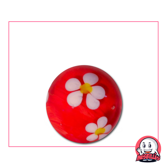 Grande biglia rossa da 22 mm con un fiore bianco a cinque petali incastonato nel vetro trasparente