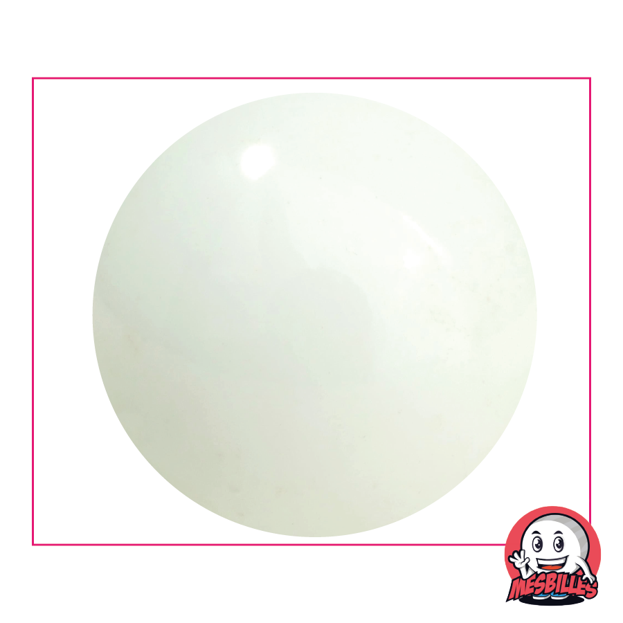 Questa biglia di 5 cm di diametro illuminerà i vostri giochi con la sua brillantezza e i suoi riflessi iridescenti incantevoli!