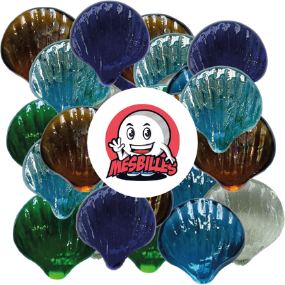 Immagine della mascotte MieiBiglie circondata da biglie Coquillage in vetro traslucido verde di forma piatta, misura 35 mm - MieiBiglie