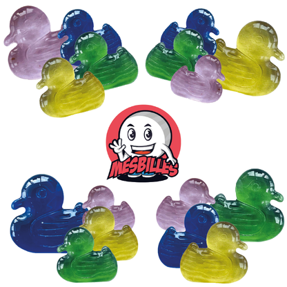 Immagine della mascotte MieiBiglie circondata da biglie Anatra extra-piatta in vetro traslucido di colore blu notte, dimensione 25 mm - MieiBiglie