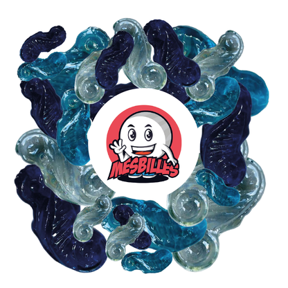 Messa in scena artistica della biglia Hippocampe Cristal Clair – mascotte MieiBiglie colorata sullo sfondo, atmosfera oceanica e poetica