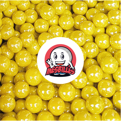 Immagine della mascotte MesBilles circondata da biglie lucide 25 mm - vetro opaco e brillante giallo perlato