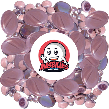 Volete aggiungere un tocco di mare alla vostra decorazione? Scegliete la nostra biglia piatta cinese traslucida di colore viola. Queste biglie decorative piatte in vetro sono vere e proprie onde di freschezza per i vostri spazi. Eleganti, rinfrescanti e... semplicemente belle!