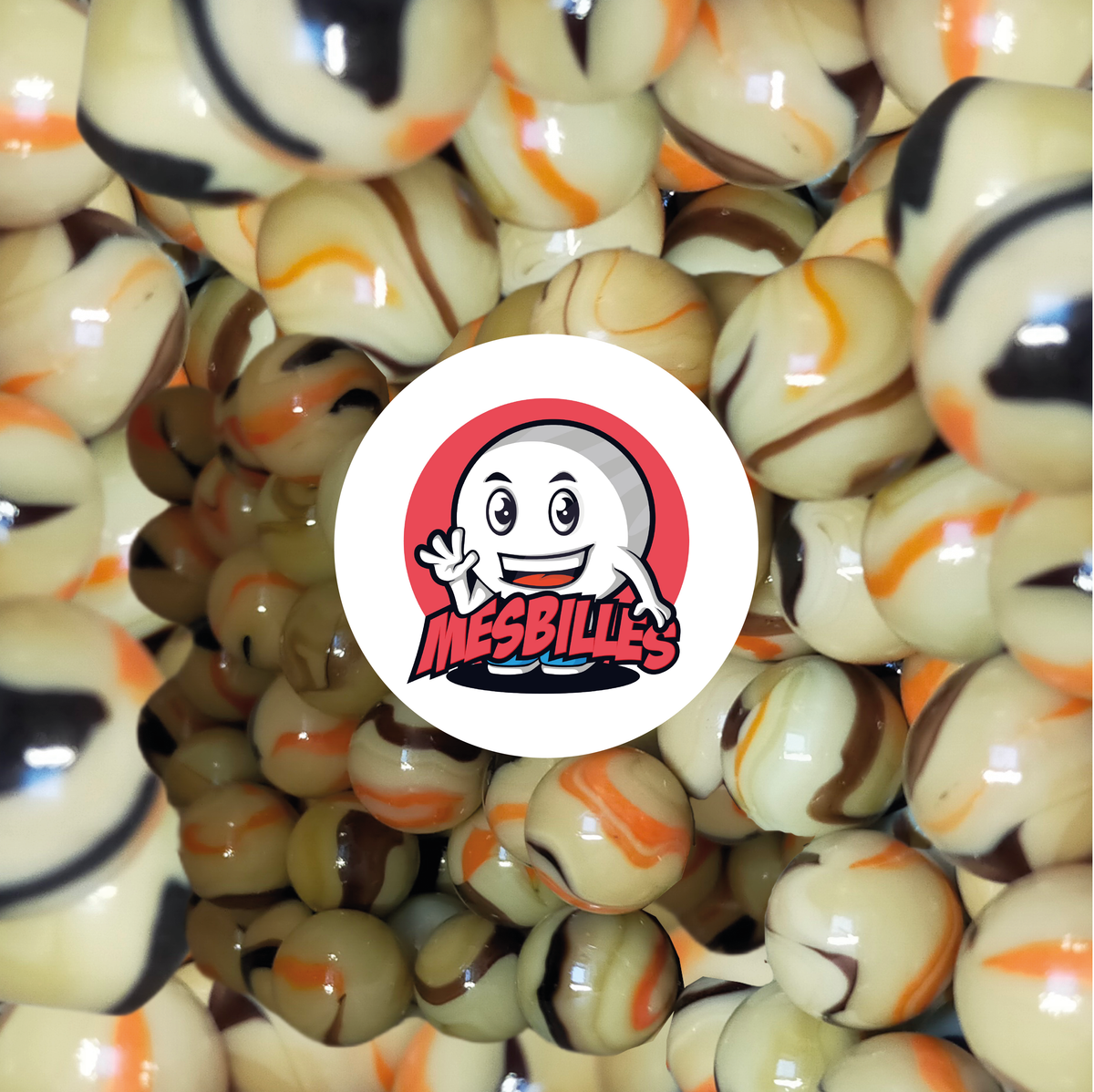 Porta la savana nel tuo gioco con la nostra biglia Giraffa Spagnola da 25 mm. Le sue strisce beige, marroni e arancioni danno un tocco esotico alla tua collezione. Un cappellino che vi farà ruggere di piacere