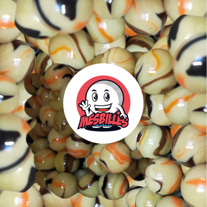 Porta la savana nel tuo gioco con la nostra biglia Giraffa Spagnola da 25 mm. Le sue strisce beige, marroni e arancioni danno un tocco esotico alla tua collezione. Un cappellino che vi farà ruggere di piacere
