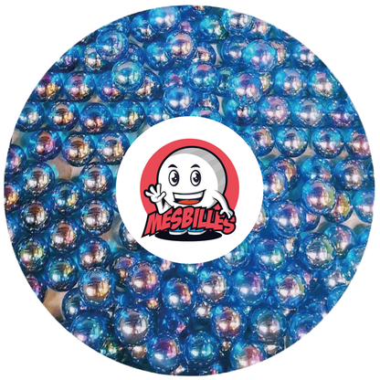 Immagine della mascotte MieiBiglie circondata da biglie Iridescente 14 mm Blu, la luce sulla punta delle dita