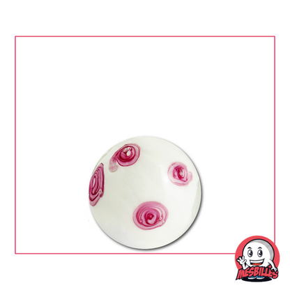 Biglia bianca artigianale in vetro da 16 mm decorata con delicati fiori rosa, che evocano la fragile poesia dei ciliegi in fiore.