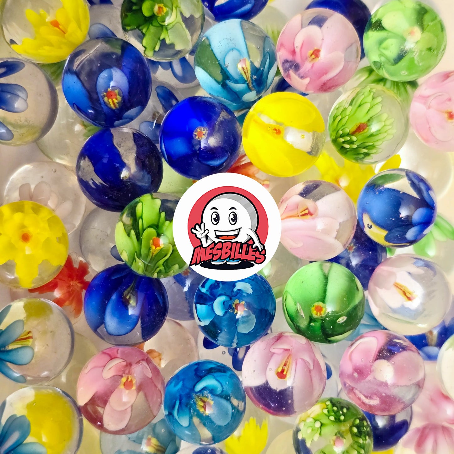 Un Chef-d'œuvre Miniature en verre Cristal : la Bille d'Art Fleur 3D Bleu pour Plonger dans un Océan Floral.