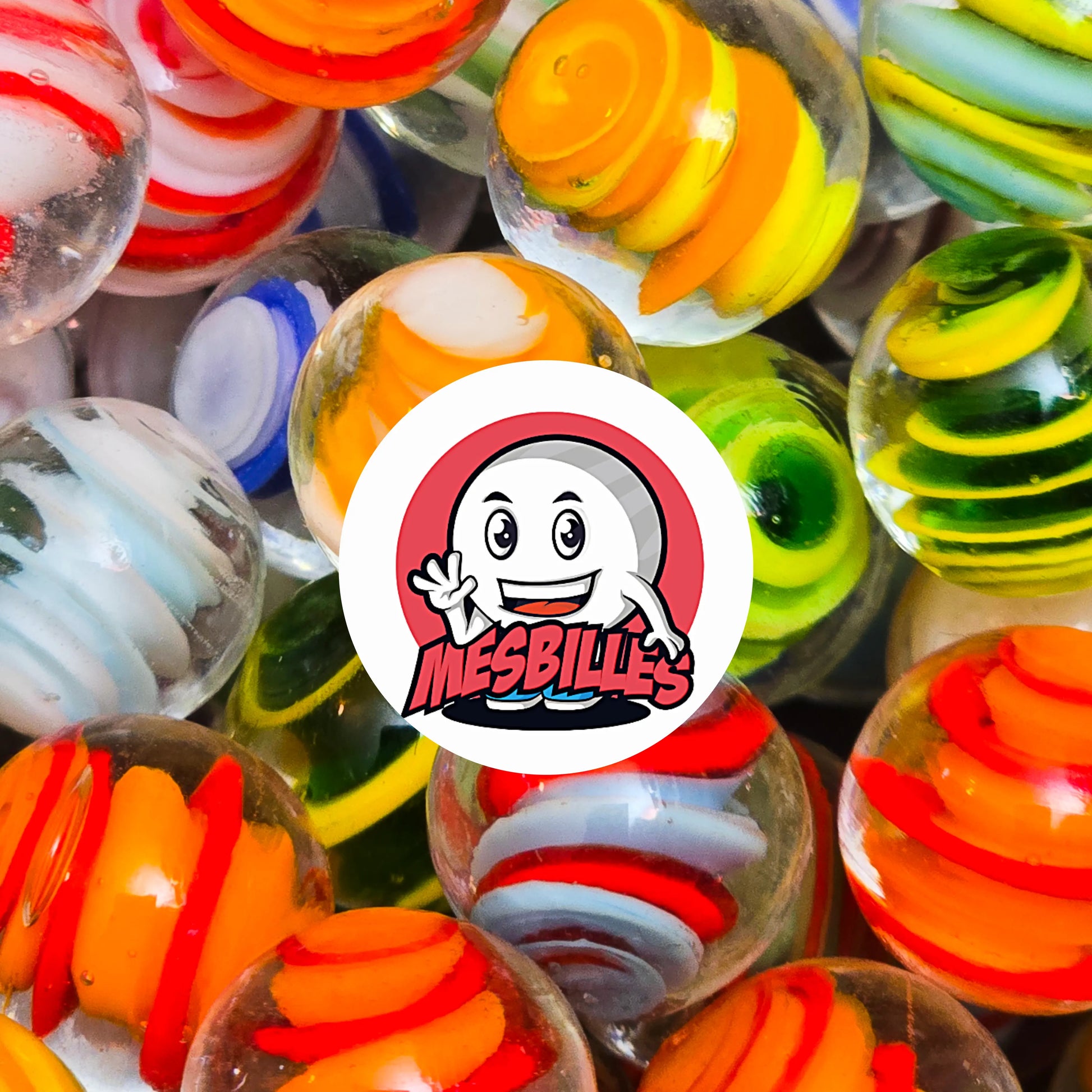 Les Billes Art Bonbon Bleu Blanc 16 mm sont de petits tourbillons glacés en verre de Bohème.