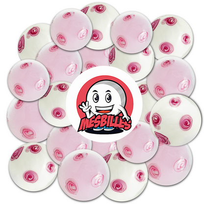 Mascotte MieiBiglie posata su grandi biglie artigianali da 22 mm con fondo rosa tenue decorate con motivi floreali che ricordano i delicati petali dei ciliegi in fiore.