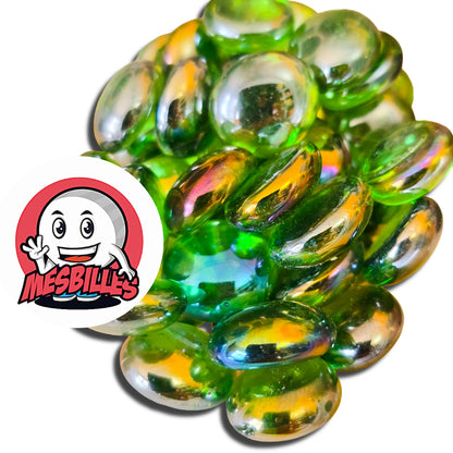 Dans la Grande Famille des Billes Irisée, il y a les Billes Plates en verre Translucide et Brillant de Couleur Vert.