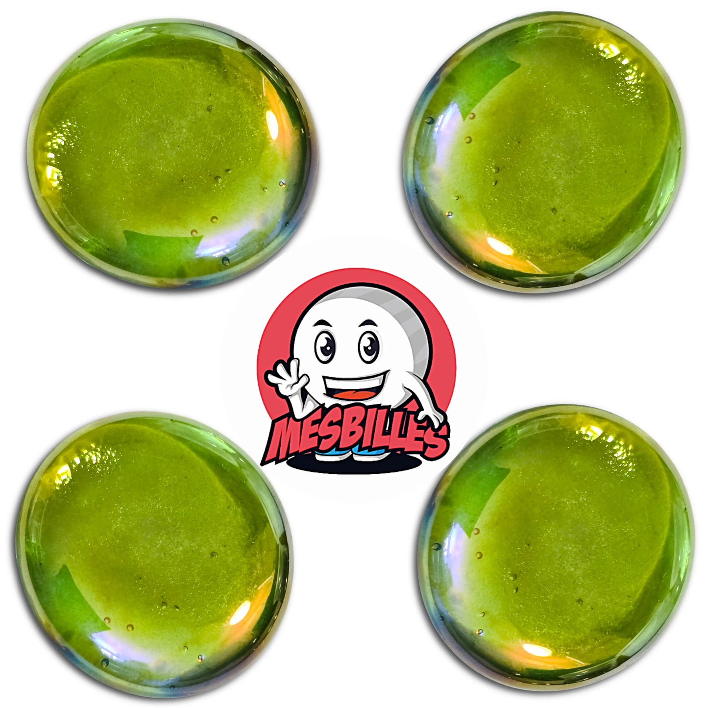 Une grande bille plate, également nommée Bille Galet en Verre, de la famille des Billes Irisées. Cette bille forme est ronde, légèrement ovoïde et mesure environ 3 cm de diamètre