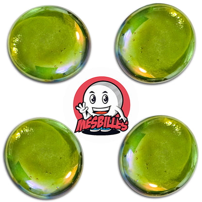 Une grande bille plate, également nommée Bille Galet en Verre, de la famille des Billes Irisées. Cette bille forme est ronde, légèrement ovoïde et mesure environ 3 cm de diamètre