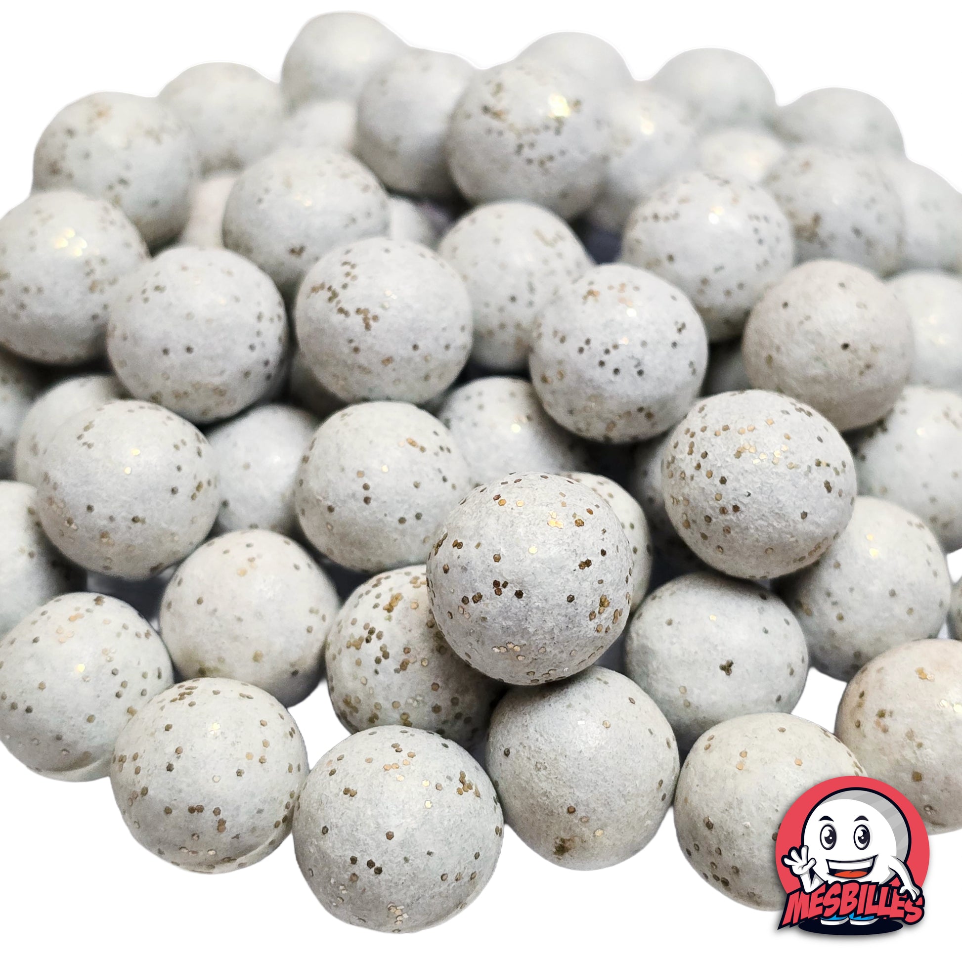 Collection de billes en terre multicolores avec plusieurs billes blanc paillettes 10 mm au premier plan, ambiance lumineuse et raffinée