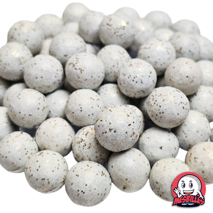 Collection de billes en terre multicolores avec plusieurs billes blanc paillettes 10 mm au premier plan, ambiance lumineuse et raffinée