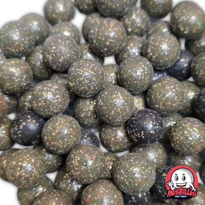 Collection de billes en terre multicolores avec plusieurs billes noir paillettes 10 mm au premier plan, ambiance festive et élégante