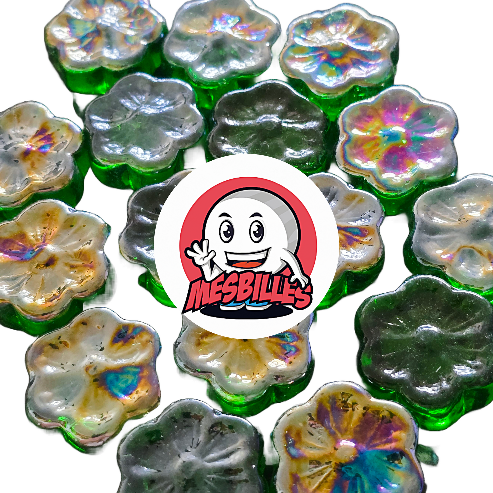 Vista ravvicinata di diverse biglie piatte Fleur Cosmos verdi e iridescenti, in vetro, disposte attorno al logo MieiBiglie.