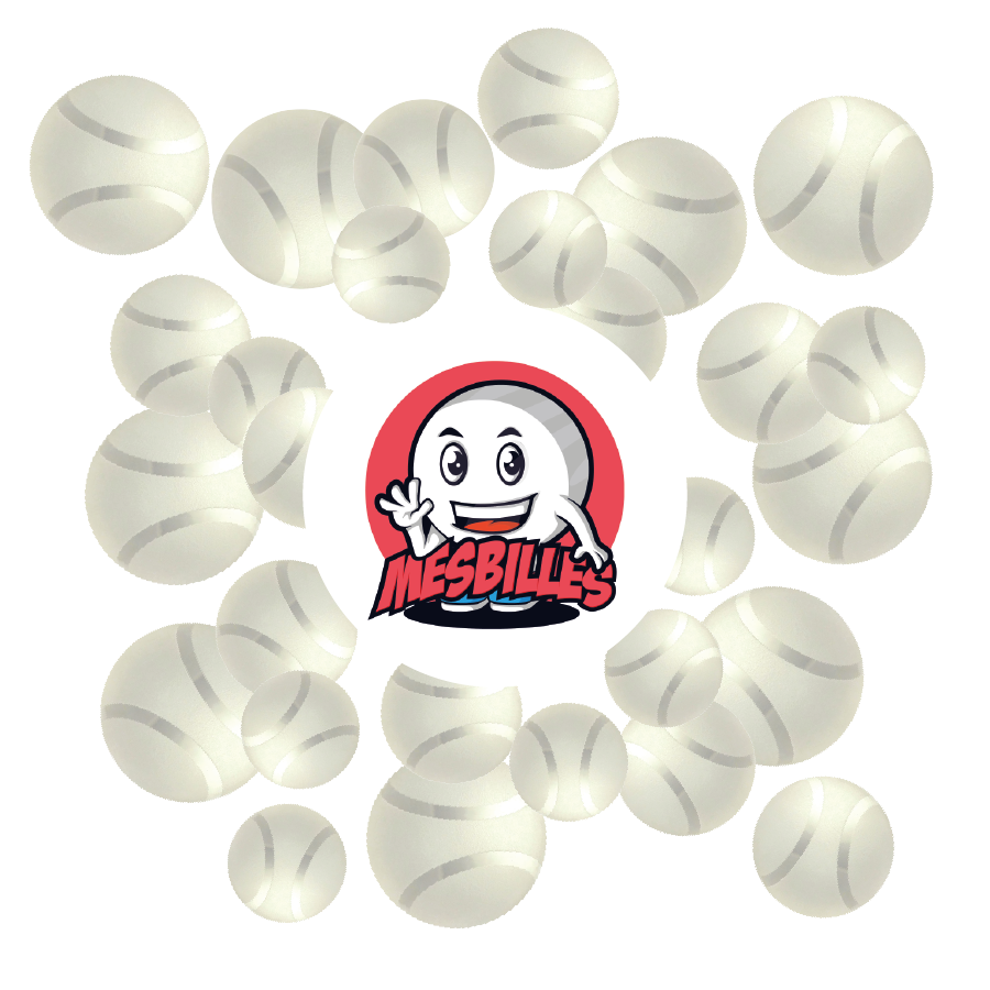 Vista ravvicinata di diverse biglie Tennis Satinata 30 mm in vetro satinato bianco, con il logo MieiBiglie al centro.