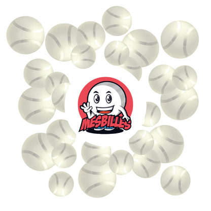 Vista ravvicinata di diverse biglie Tennis Satinata 30 mm in vetro satinato bianco, con il logo MieiBiglie al centro.