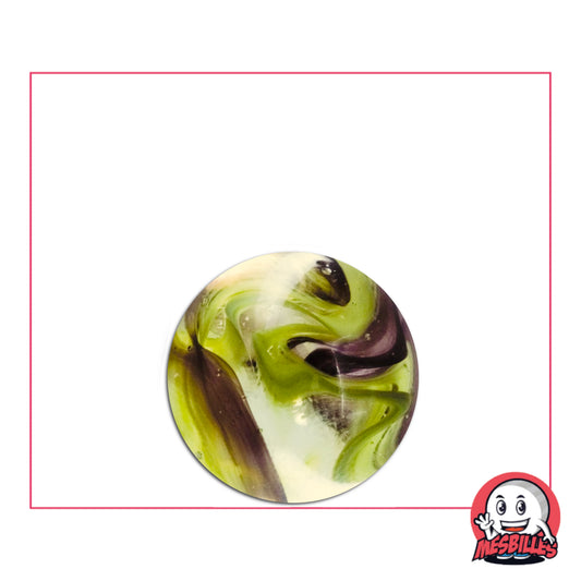 Gros plan d’une bille Pivert 16 mm verte et brune sur fond clair, au style naturel et original, idéale pour collection ou parties